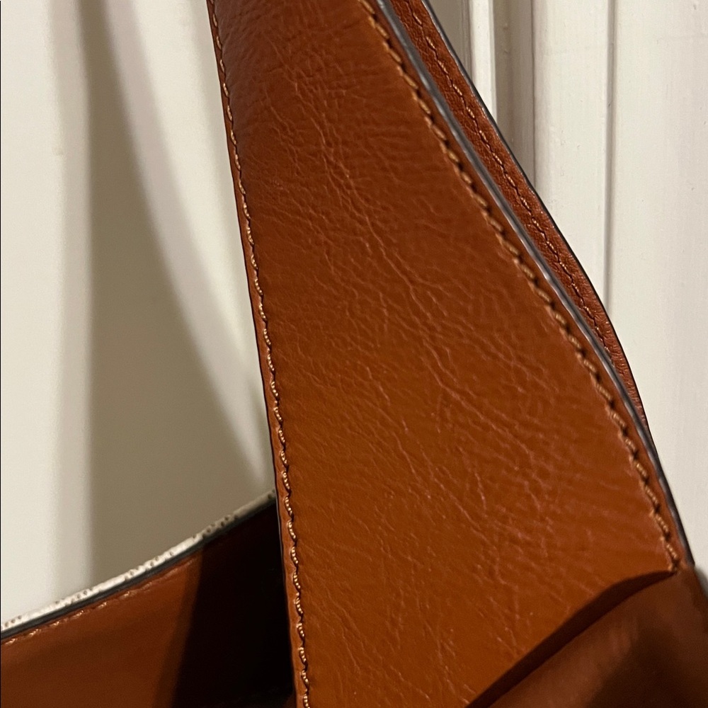 Cream and cognac color bag in GUC - Picture 6 of 9